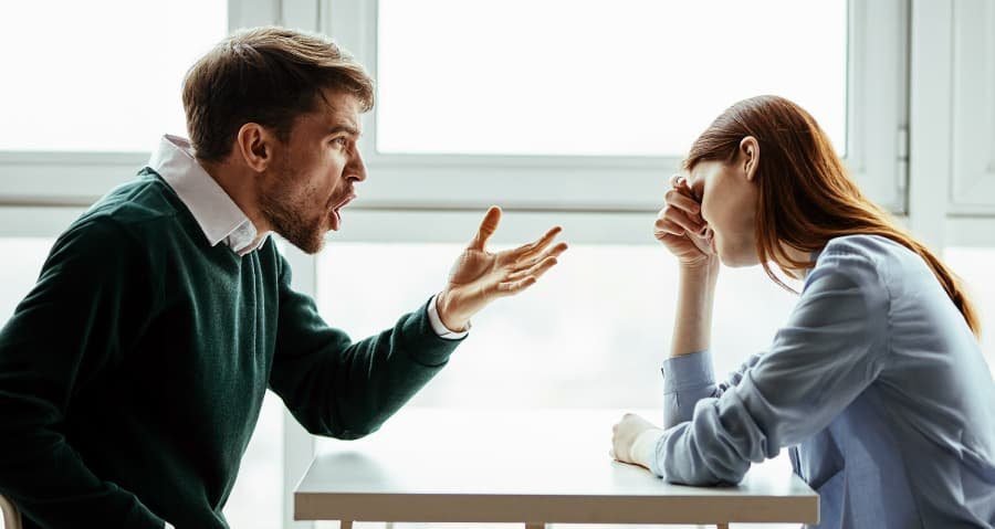 empregado em conflito no ambiente de trabalho