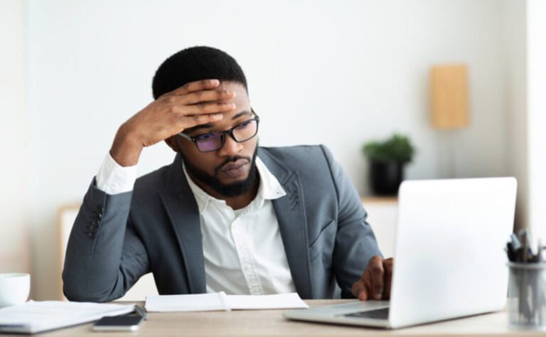 empregado pensativo com contrato em maos