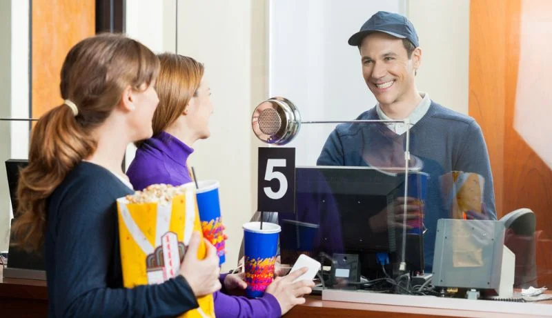 estudante com carteira em maos no cinema