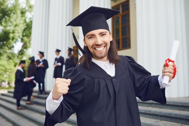 estudante recebendo declaracao escolar