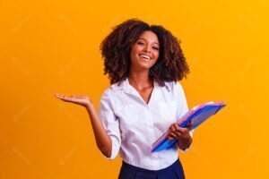 estudante sorrindo com livros e materiais