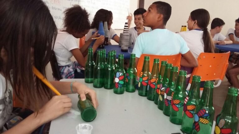 estudante vendendo artesanato em feira