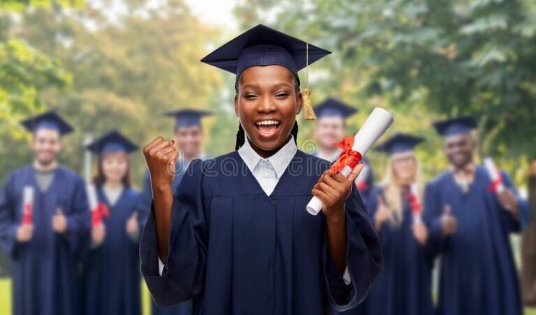 estudantes celebrando a conquista da pos graduacao