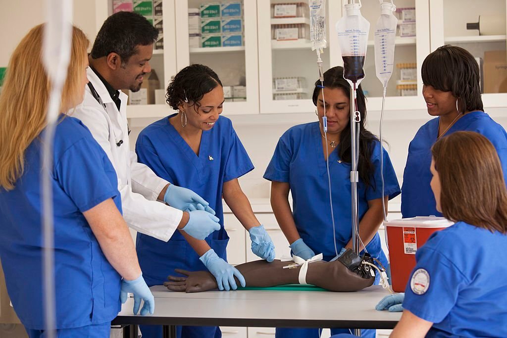 estudantes de enfermagem em aula pratica