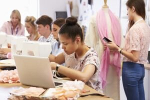 estudantes em aula de design de moda