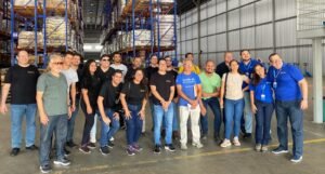 estudantes em aula pratica de logistica