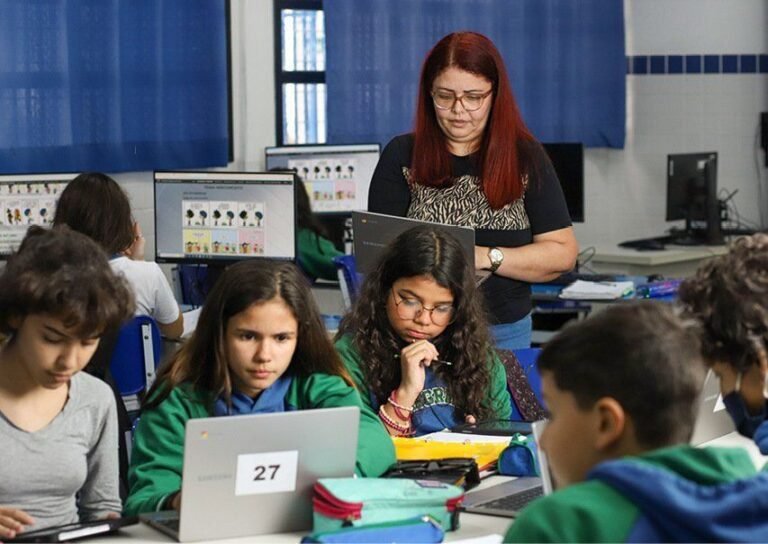 estudantes em aula pratica de tecnologia