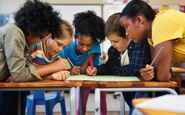 estudantes em sala de aula aprendendo juntos 1
