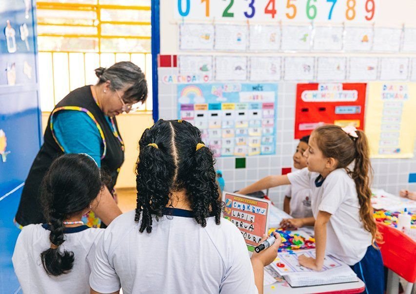 estudantes em sala de aula aprendendo