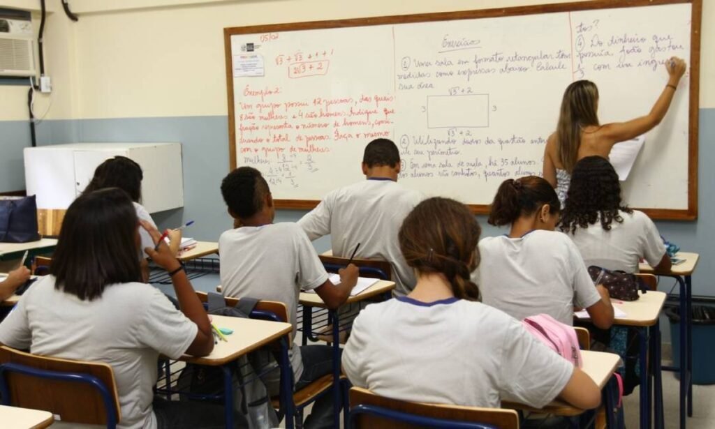 estudantes estudando em sala de aula