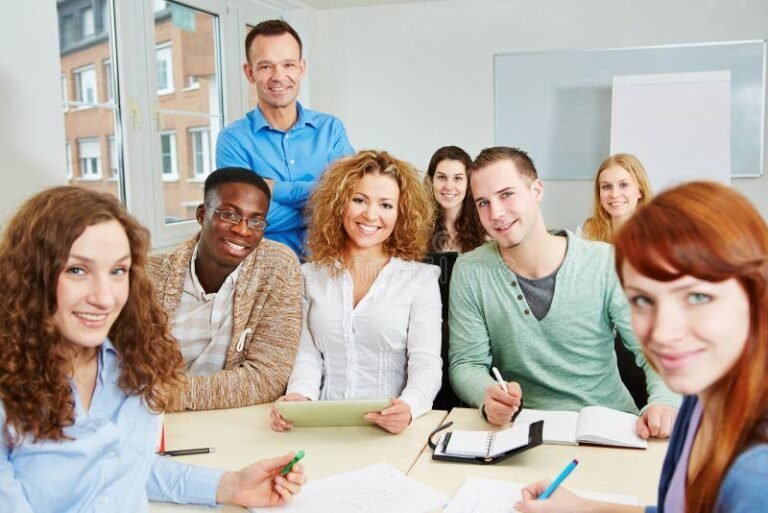 estudantes felizes em aula de graduacao