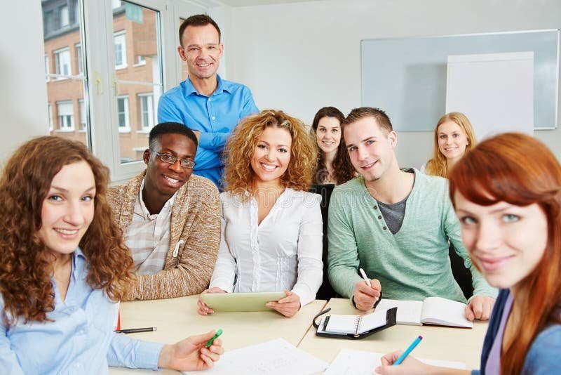 estudantes felizes em aula de graduacao