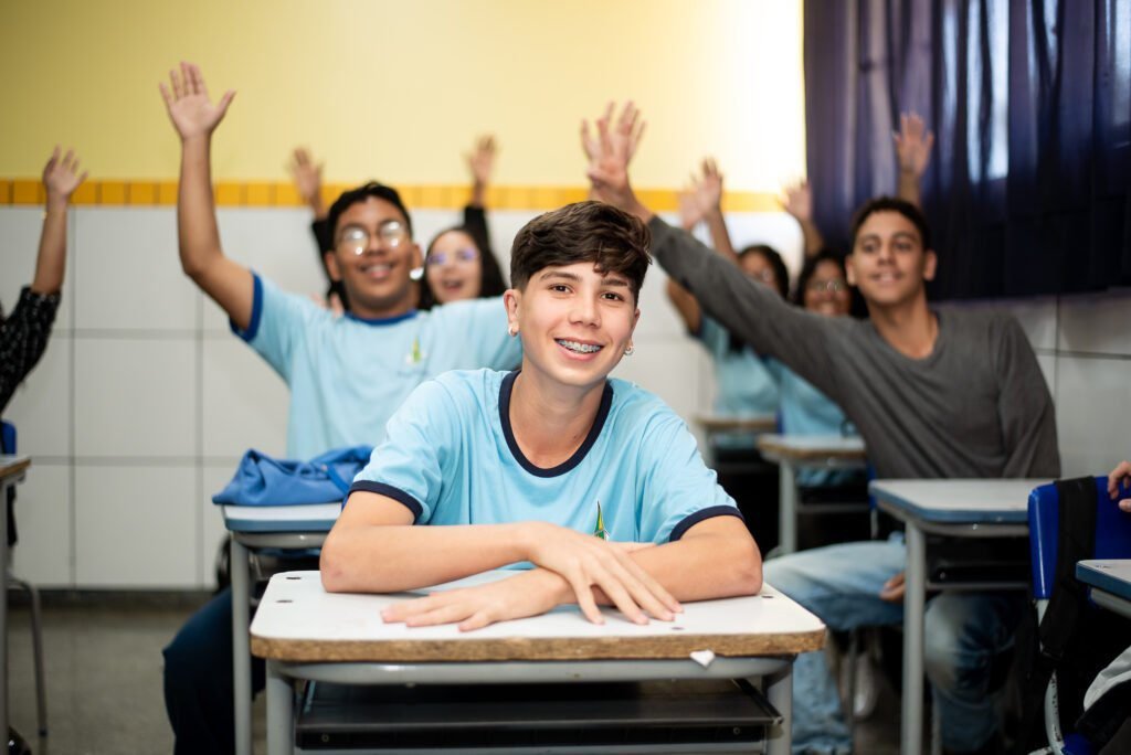 estudantes felizes em uma escola tecnica