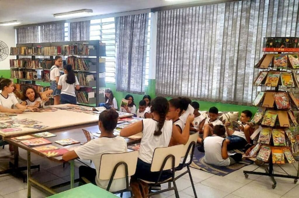 estudantes lendo em um ambiente inspirador