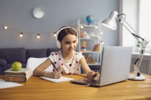 estudantes revisando materiais de estudo