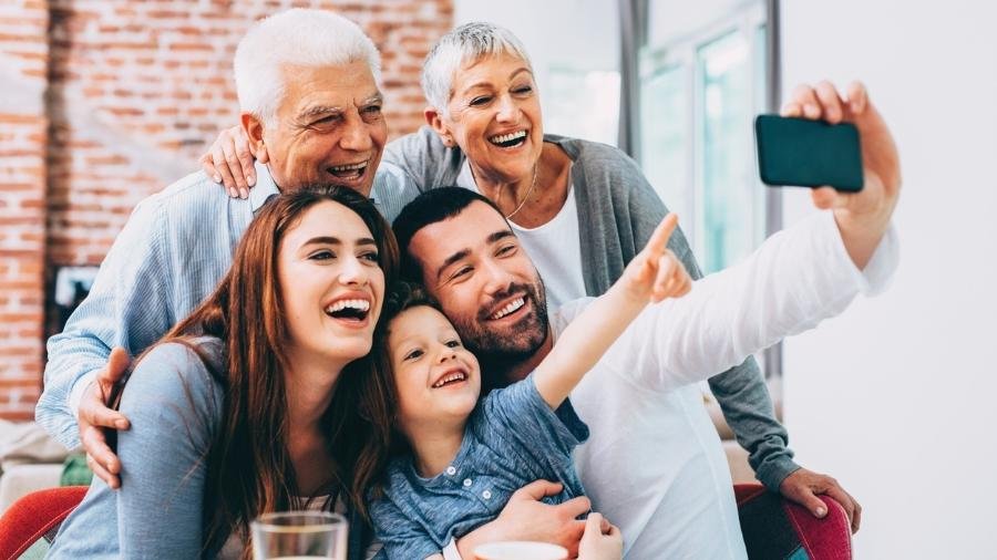 familia celebrando com abracos e alegria