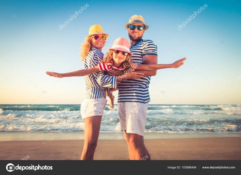 familia se divertindo na praia durante ferias