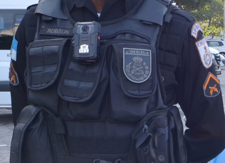 Qual é a descrição e os tipos de fardas da Polícia Militar do RJ