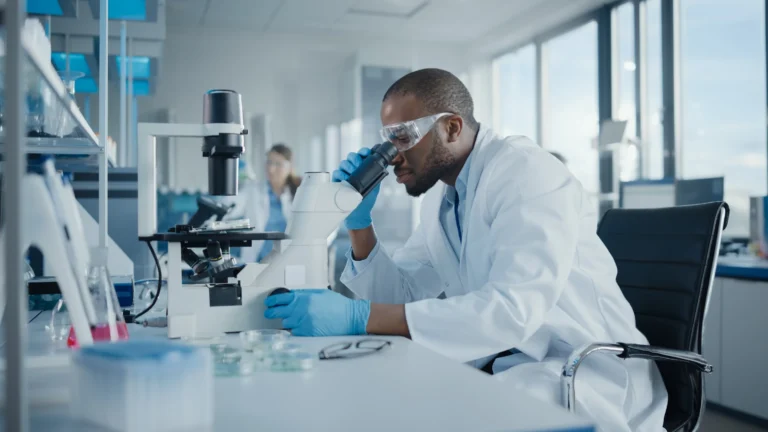 farmaceutico em acao no laboratorio