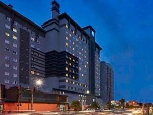 foto do exterior do ibis budget curitiba