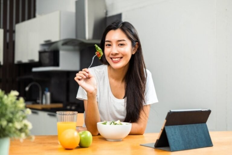 funcionario sorrindo com alimentos variados