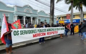 funcionarios publicos em protesto diante da prefeitura