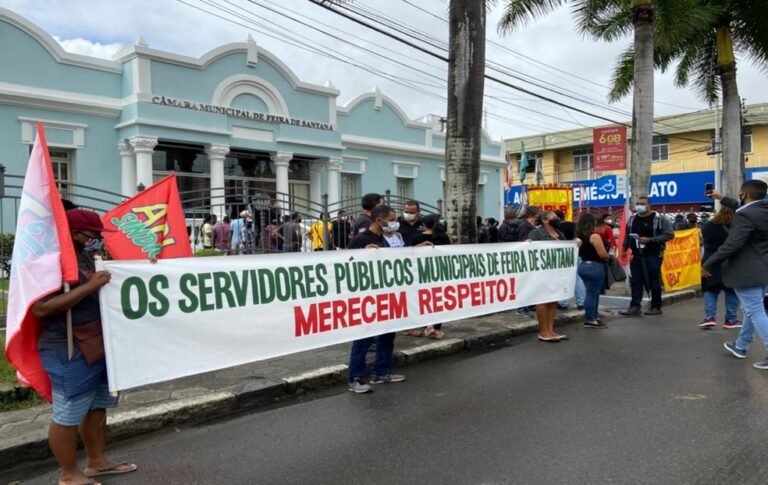 funcionarios publicos em protesto diante da prefeitura