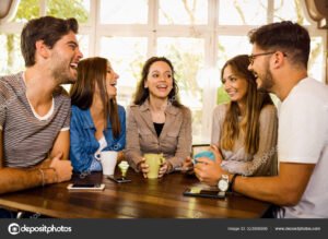 grupo de pessoas conversando em um cafe