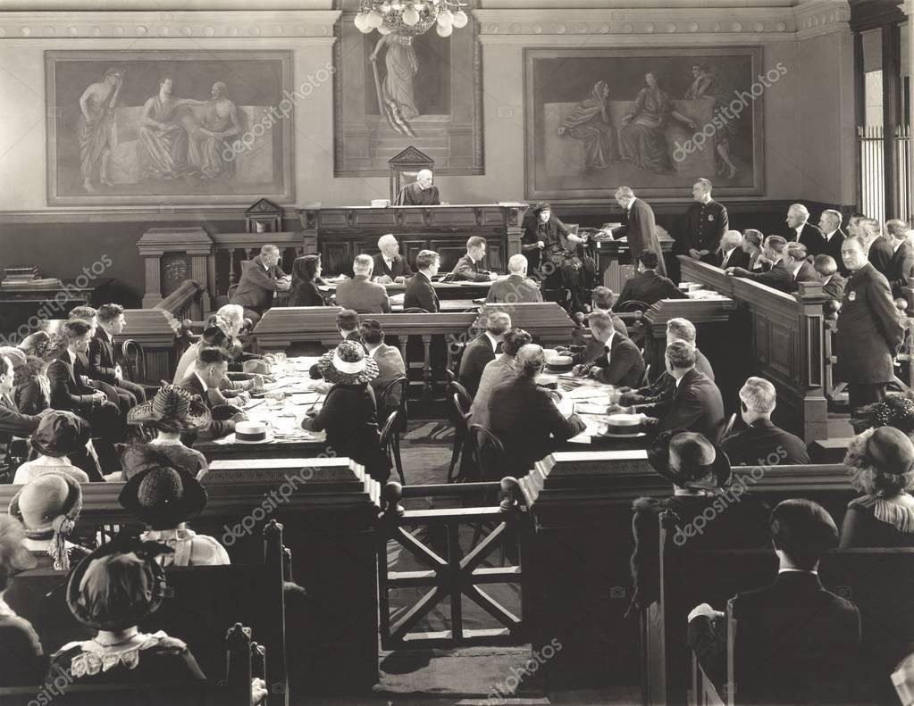 grupo de pessoas discutindo em um tribunal