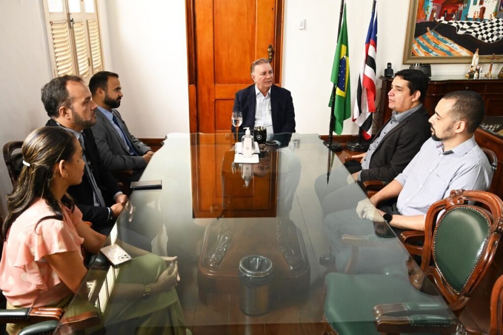 grupo de pessoas em reuniao judicial