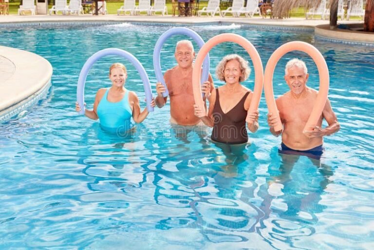 idosos se exercitando em piscina ao ar livre