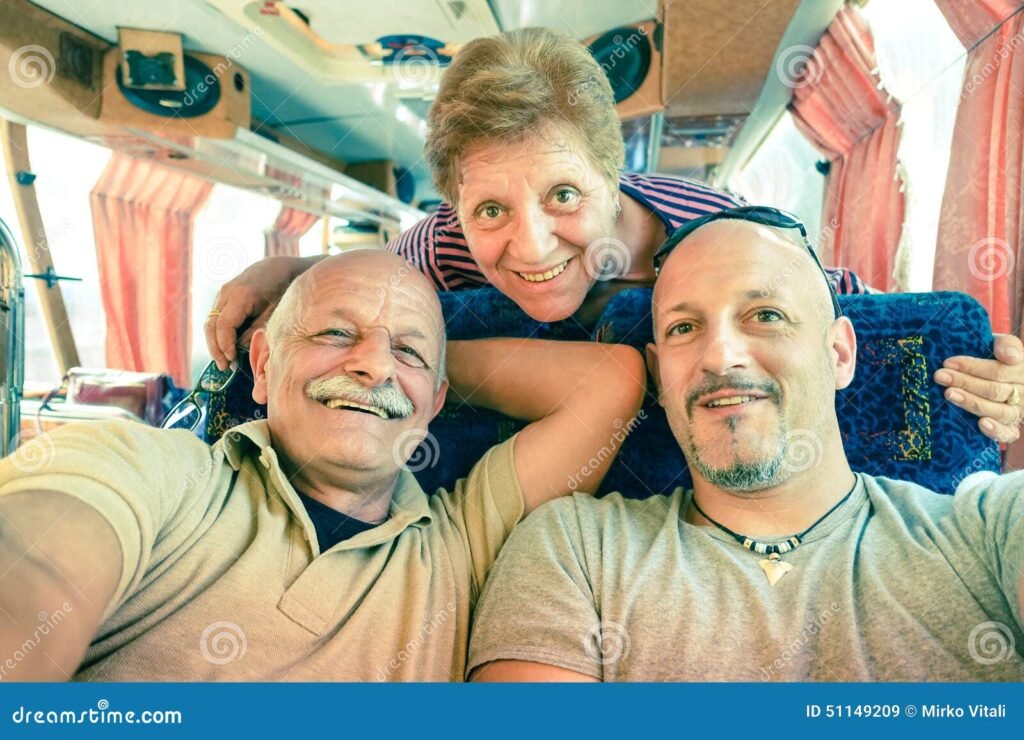 idosos sorrindo em uma viagem de onibus