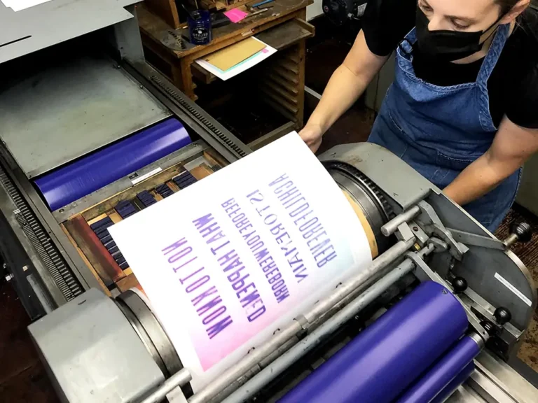 impressor trabalhando em uma prensa offset