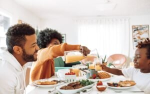 irmaos debatendo em torno de uma mesa