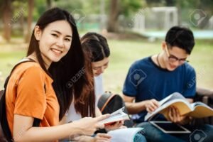 jovem aprendiz sorrindo com livros e computador