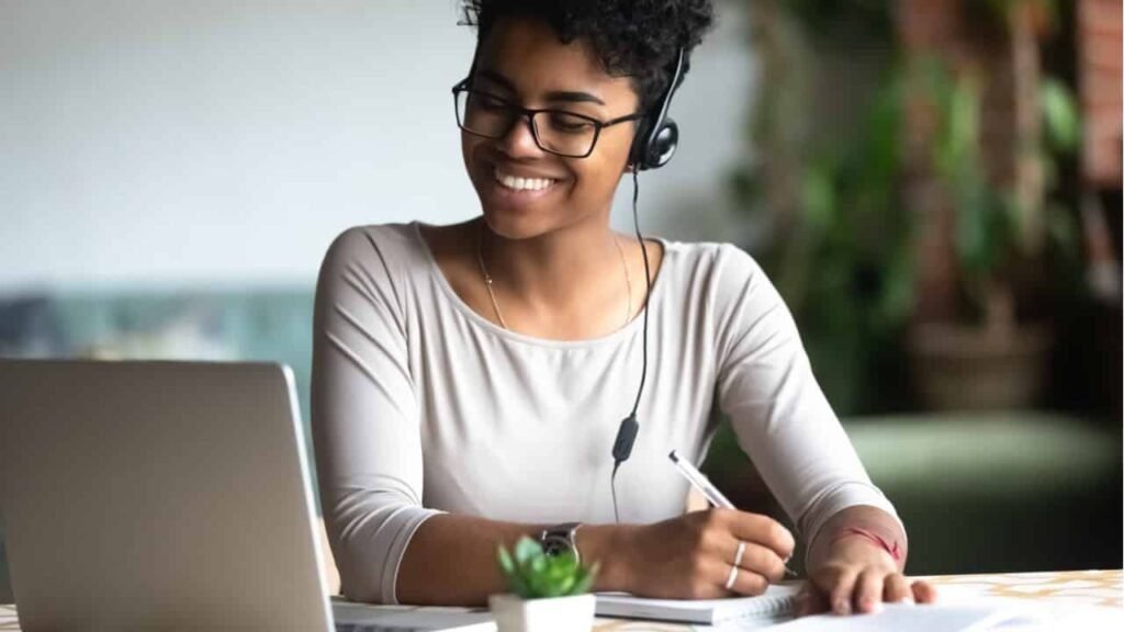 jovem aprendiz sorrindo em ambiente de trabalho