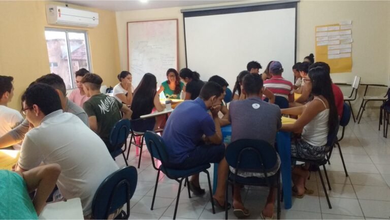 jovem aprendiz trabalhando em ambiente descontraido