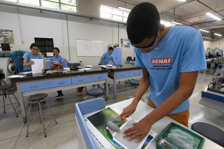 jovem aprendiz trabalhando em dois lugares