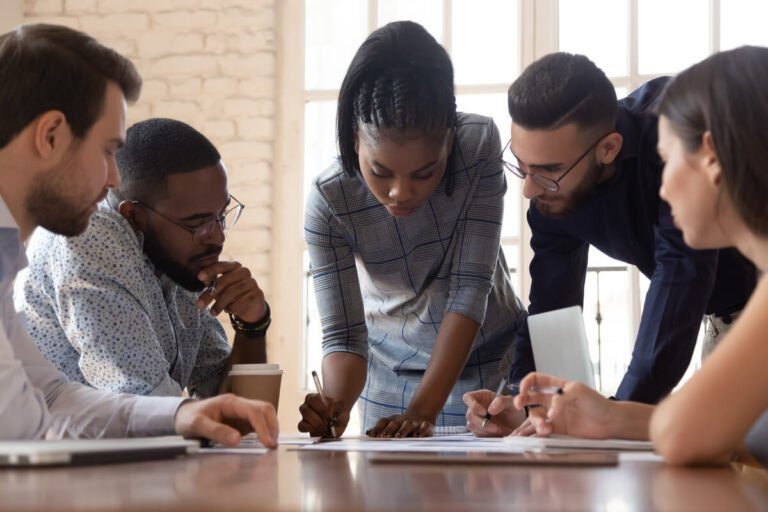 jovem em ambiente de trabalho colaborativo