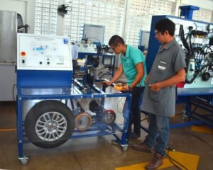 jovem estudando em laboratorio de mecanica