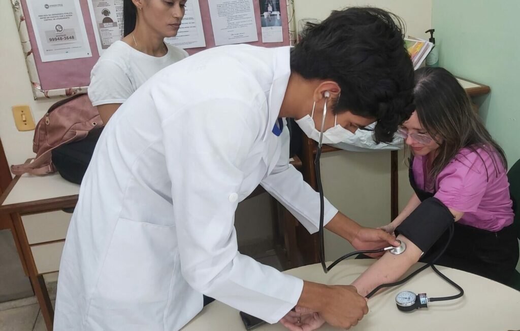 jovem estudante em aula de enfermagem