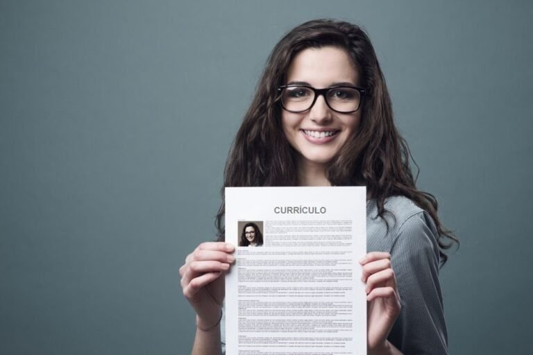 jovem profissional revisando um curriculo