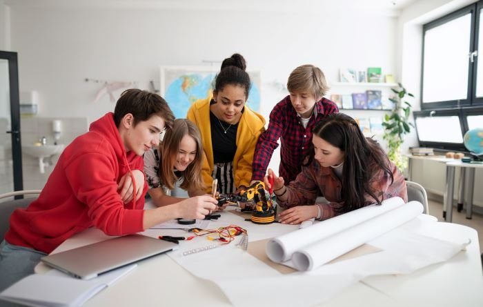 jovens aprendendo em um ambiente informal