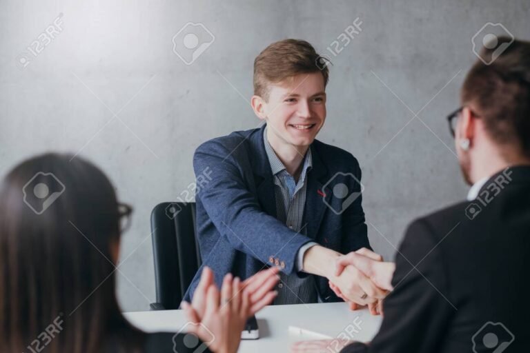 jovens em entrevista de emprego bem sucedida