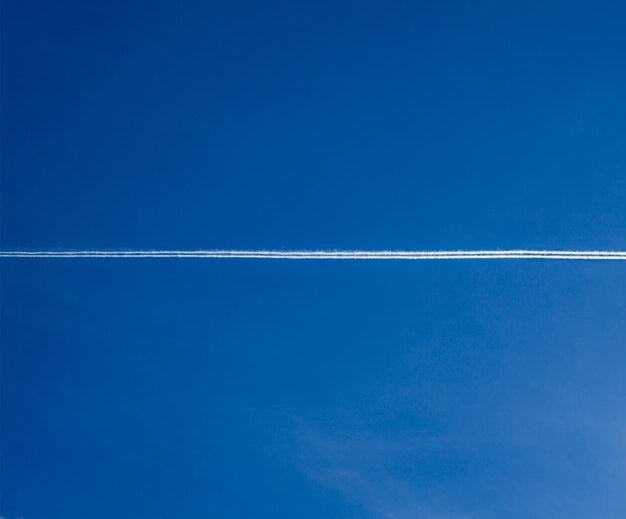 linha cortando um ceu azul