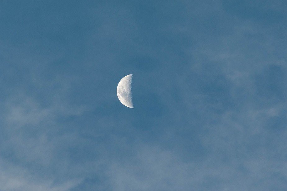 Por Que a Lua Aparece Durante o Dia e Como Isso Acontece