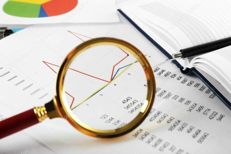lupa sobre documentos financeiros e empresariais