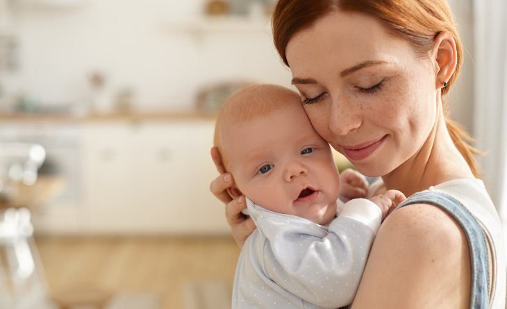 mae e bebe em momento de carinho