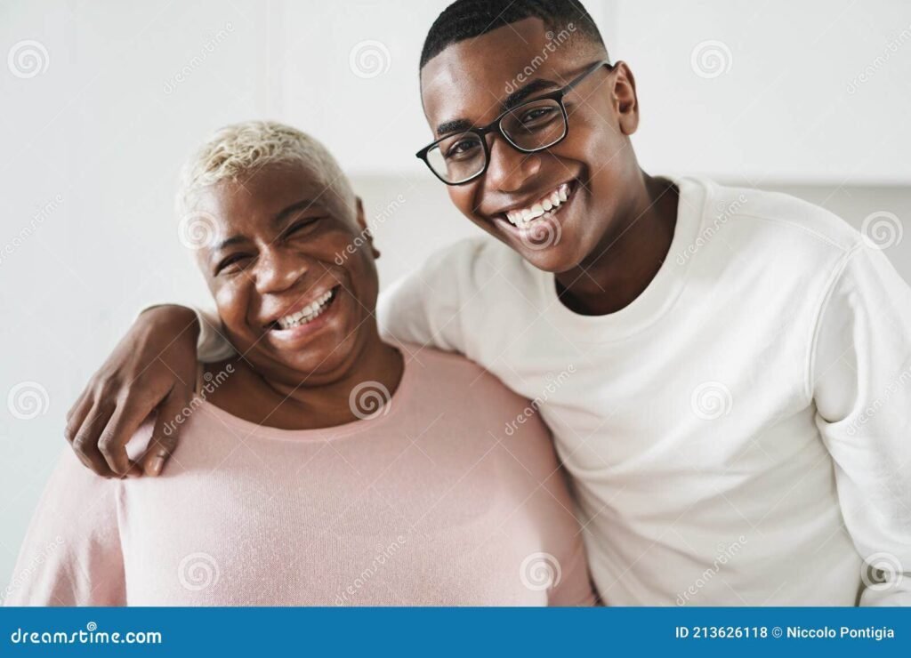 mae e filho se abracando em casa