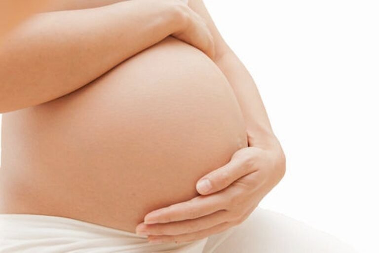 mae gravida acariciando a barriga 1